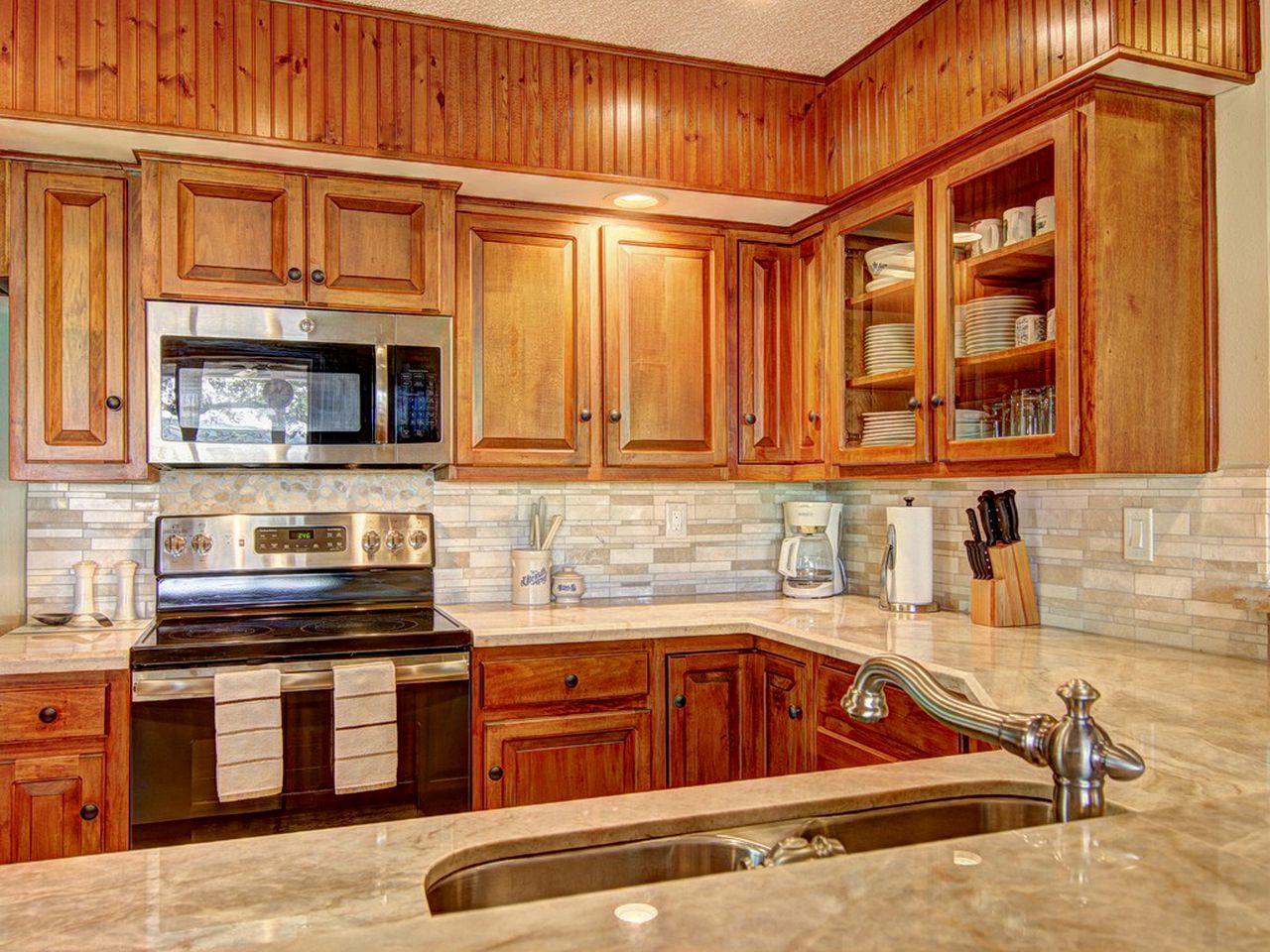 Comfortable Cottage Rental on the Waterfront in Canyon Lake, Texas