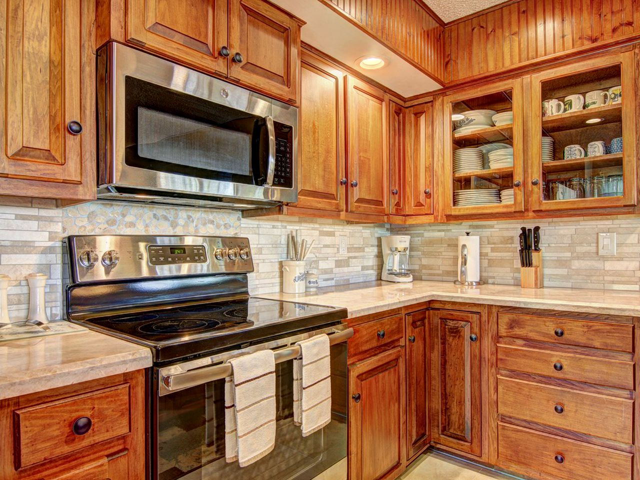 Comfortable Cottage Rental on the Waterfront in Canyon Lake, Texas