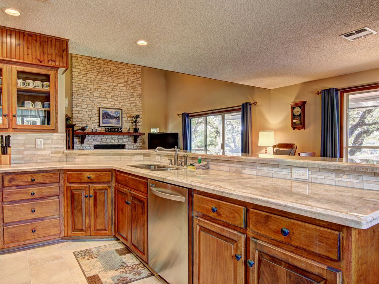 Comfortable Cottage Rental on the Waterfront in Canyon Lake, Texas