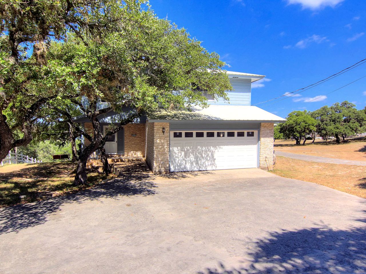 Comfortable Cottage Rental on the Waterfront in Canyon Lake, Texas