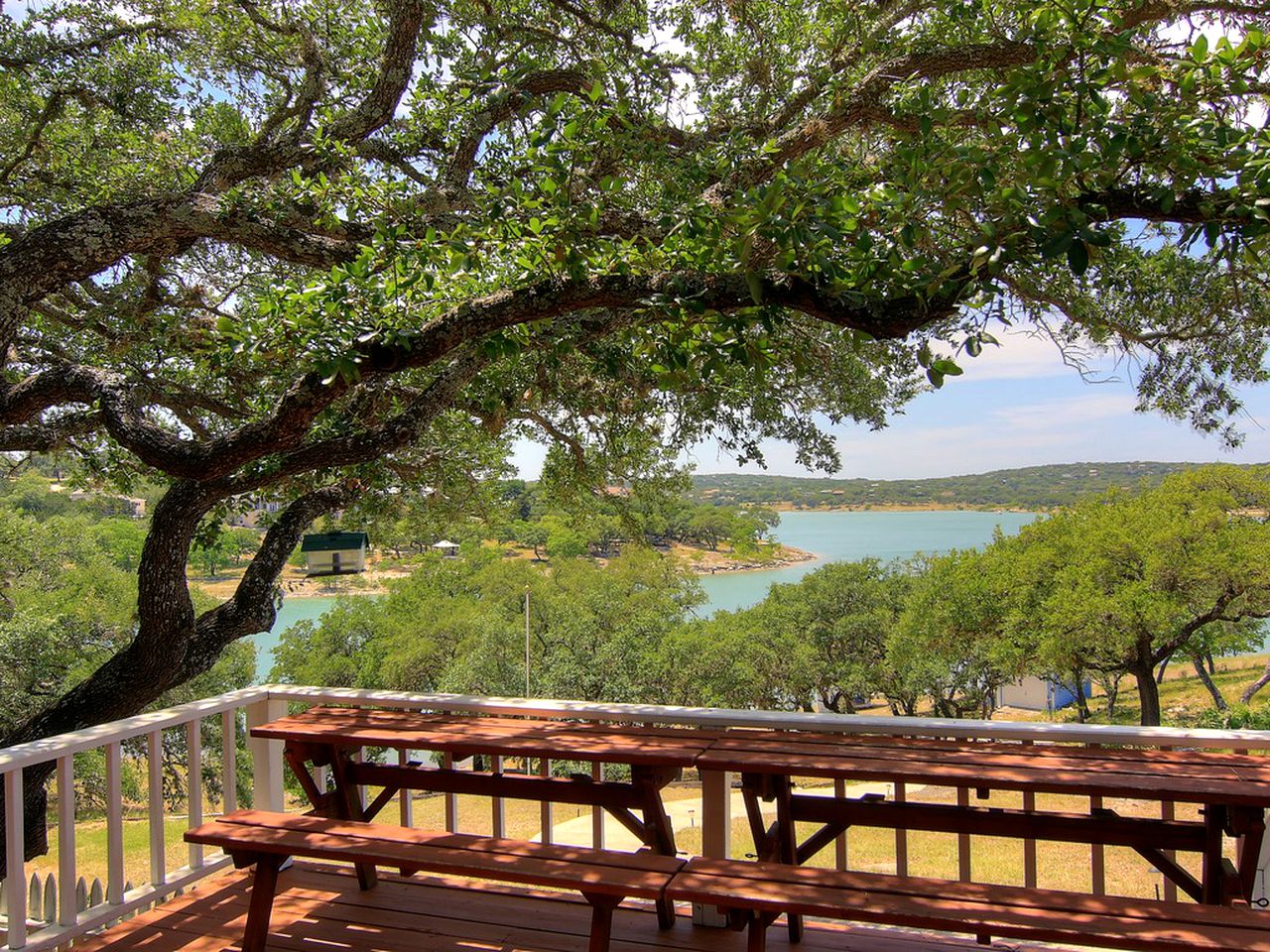 Comfortable Cottage Rental on the Waterfront in Canyon Lake, Texas
