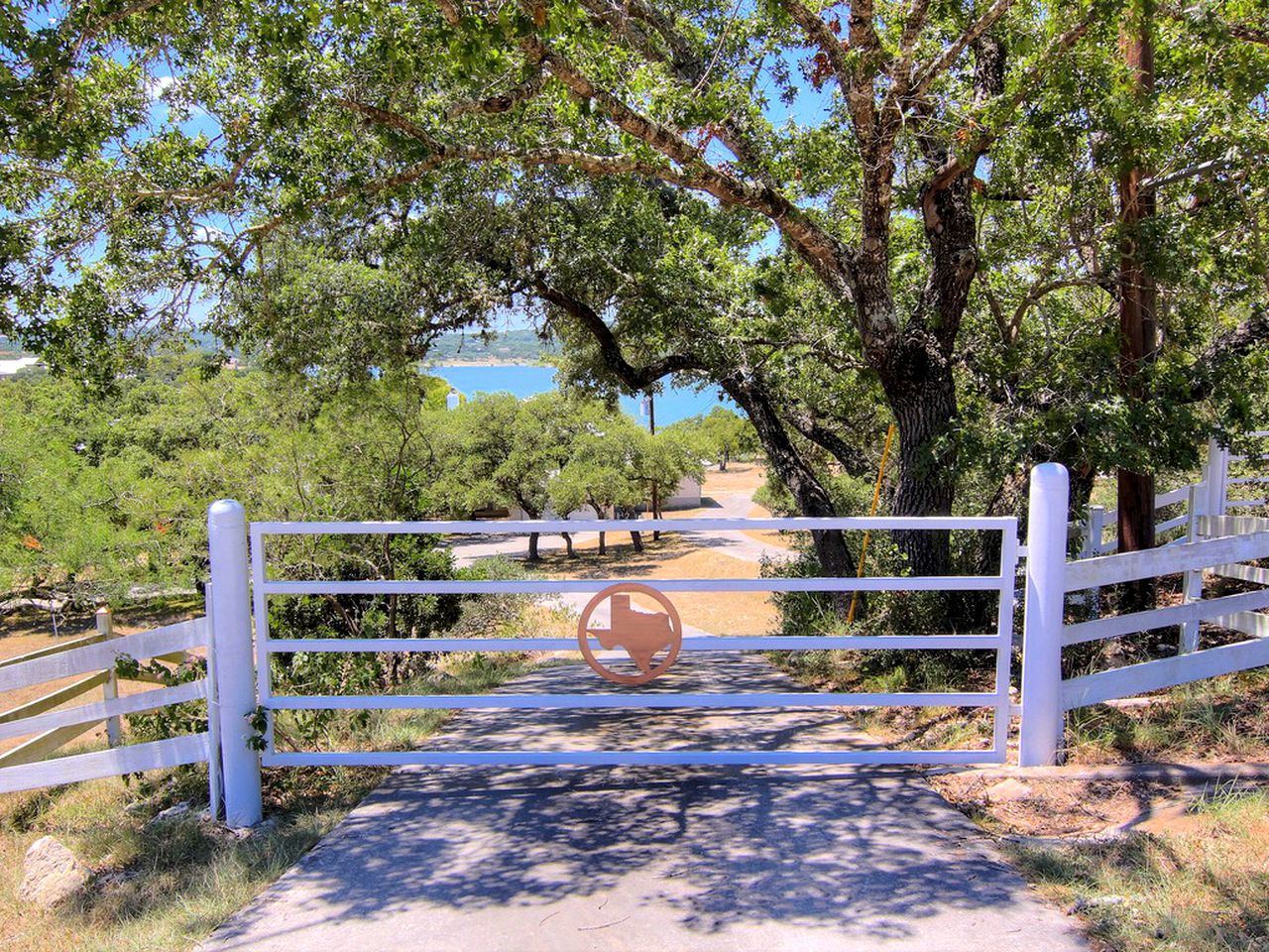 Comfortable Cottage Rental on the Waterfront in Canyon Lake, Texas