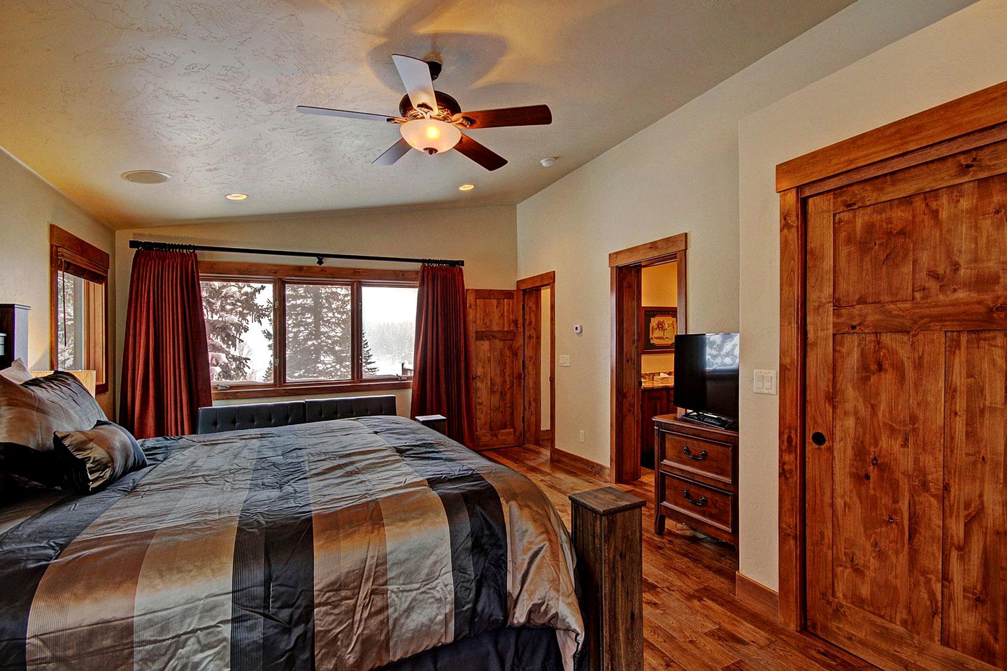 Deluxe Remodeled Cabin with Hot Tub near Breckenridge Ski Resort, Colorado