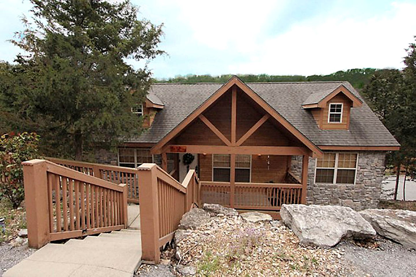 Mountainside Vacation Cottage for a Relaxing Getaway in Branson West, Missouri