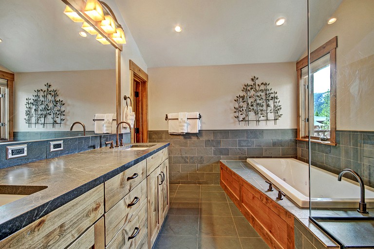 Cabins (Copper Mountain, Colorado, United States)