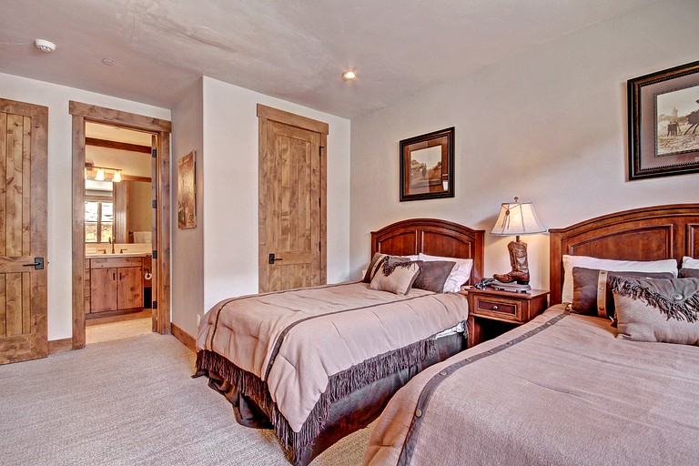 Cabins (Copper Mountain, Colorado, United States)