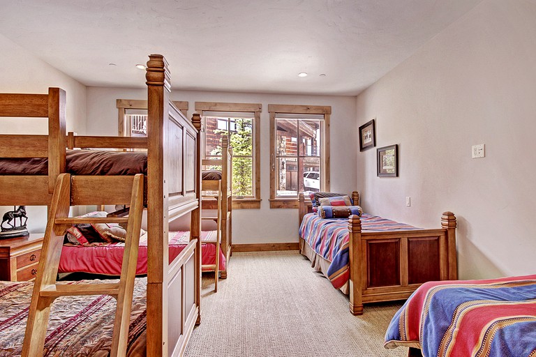 Cabins (Copper Mountain, Colorado, United States)