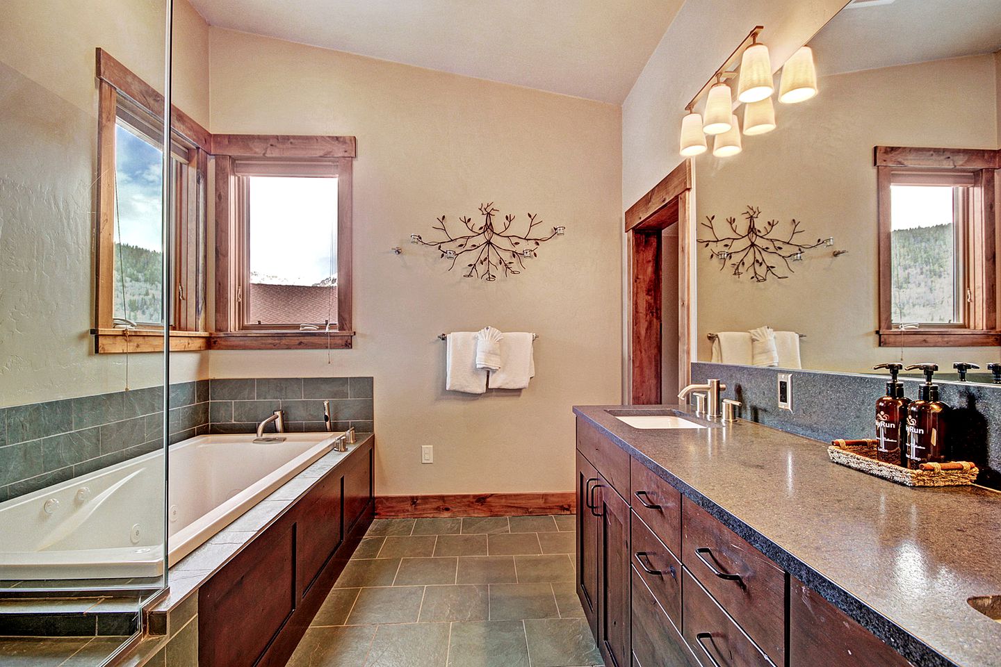 Deluxe Winter Getaway with Hot Tub in Copper Mountain, Colorado