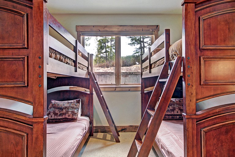 Cabins (Copper Mountain, Colorado, United States)