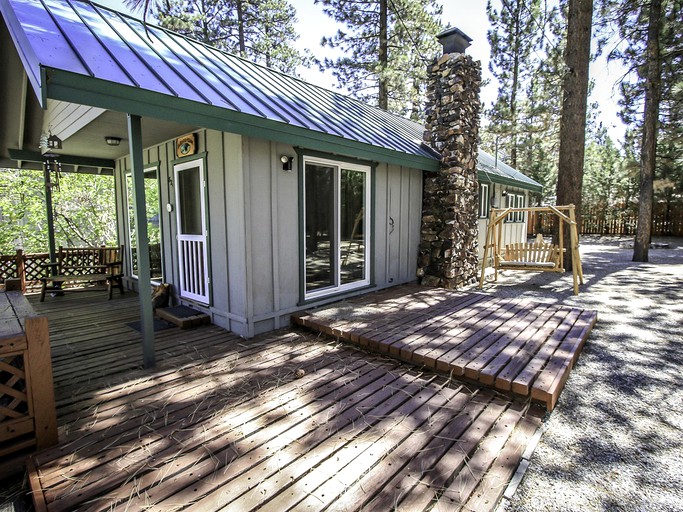 Cabins (Big Bear City, California, United States)