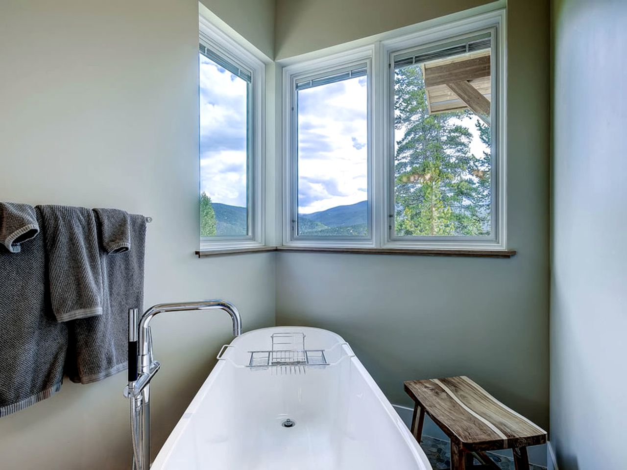 Upscale Staycation with Hot Tub and Mountain Views near Dillon, Colorado