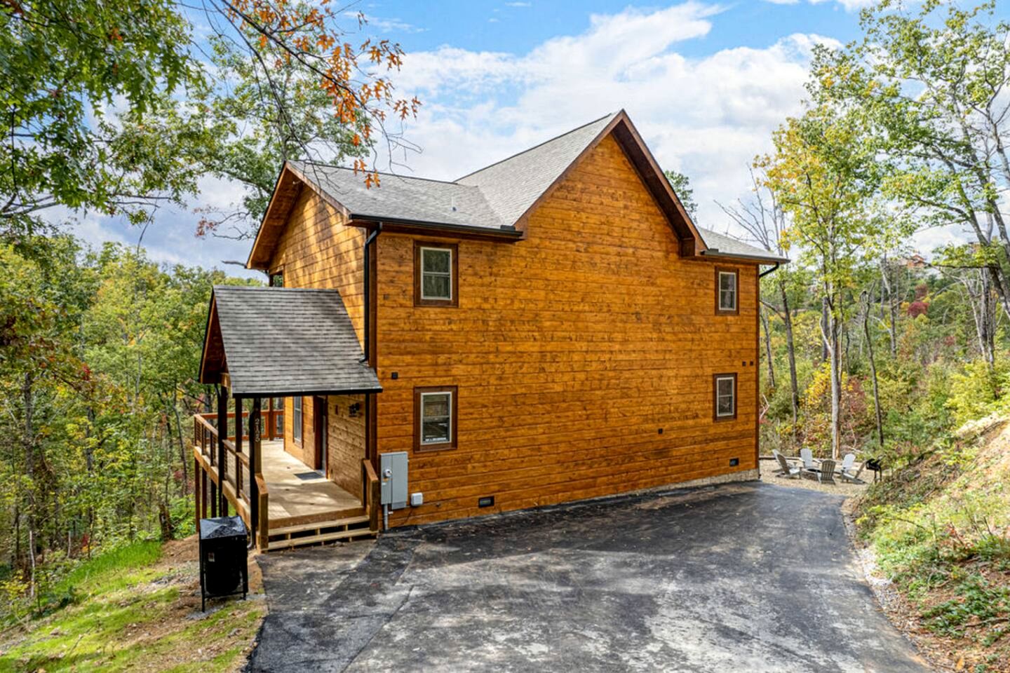 Secluded Modern Cabin with Hot Tub & Game Room near Dollywood in Pigeon Forge, Tennessee