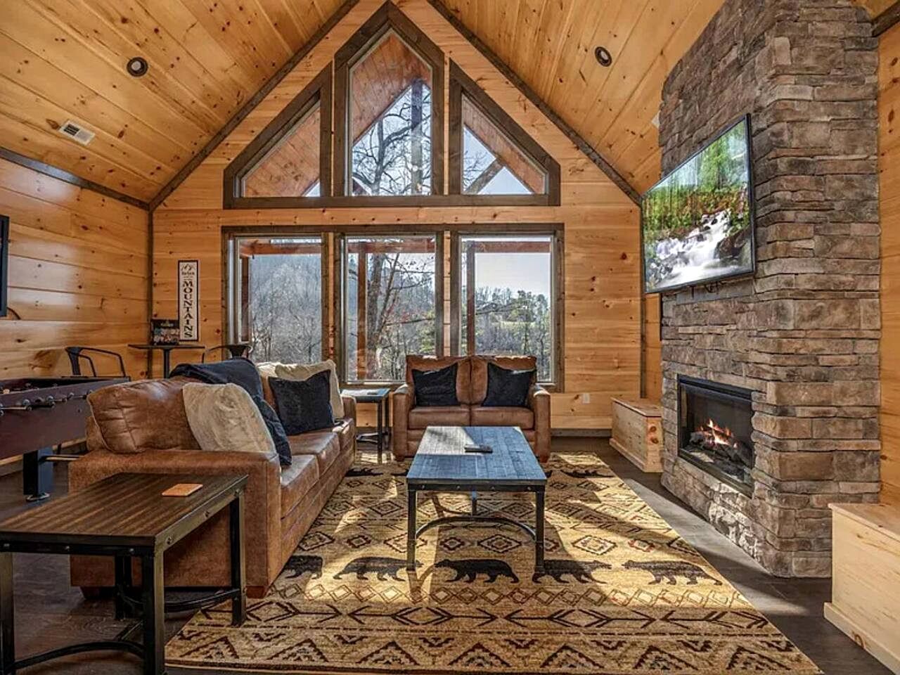 Secluded Modern Cabin with Hot Tub & Game Room near Dollywood in Pigeon Forge, Tennessee