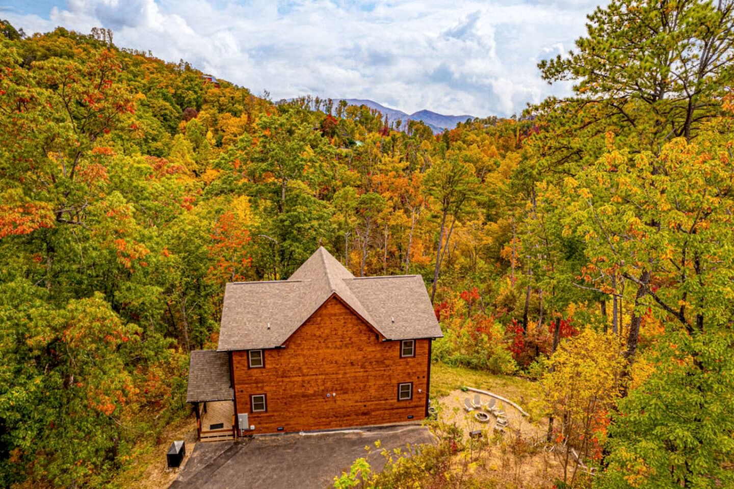 Secluded Modern Cabin with Hot Tub & Game Room near Dollywood in Pigeon Forge, Tennessee