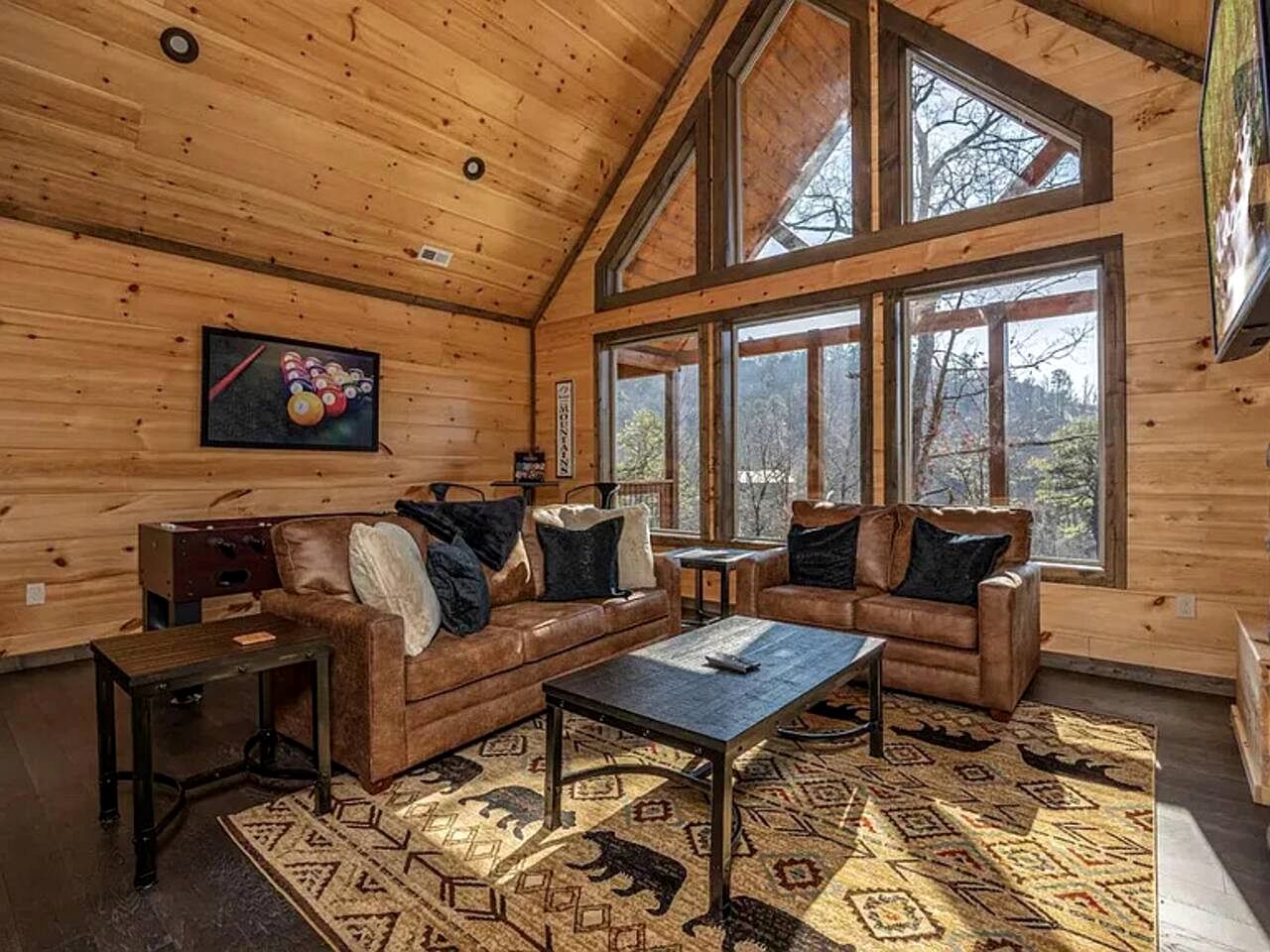 Secluded Modern Cabin with Hot Tub & Game Room near Dollywood in Pigeon Forge, Tennessee