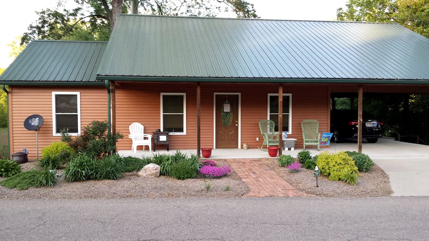 Woodland Cottage Rental Perfect for Couples Overlooking Raccoon Creek in Ohio