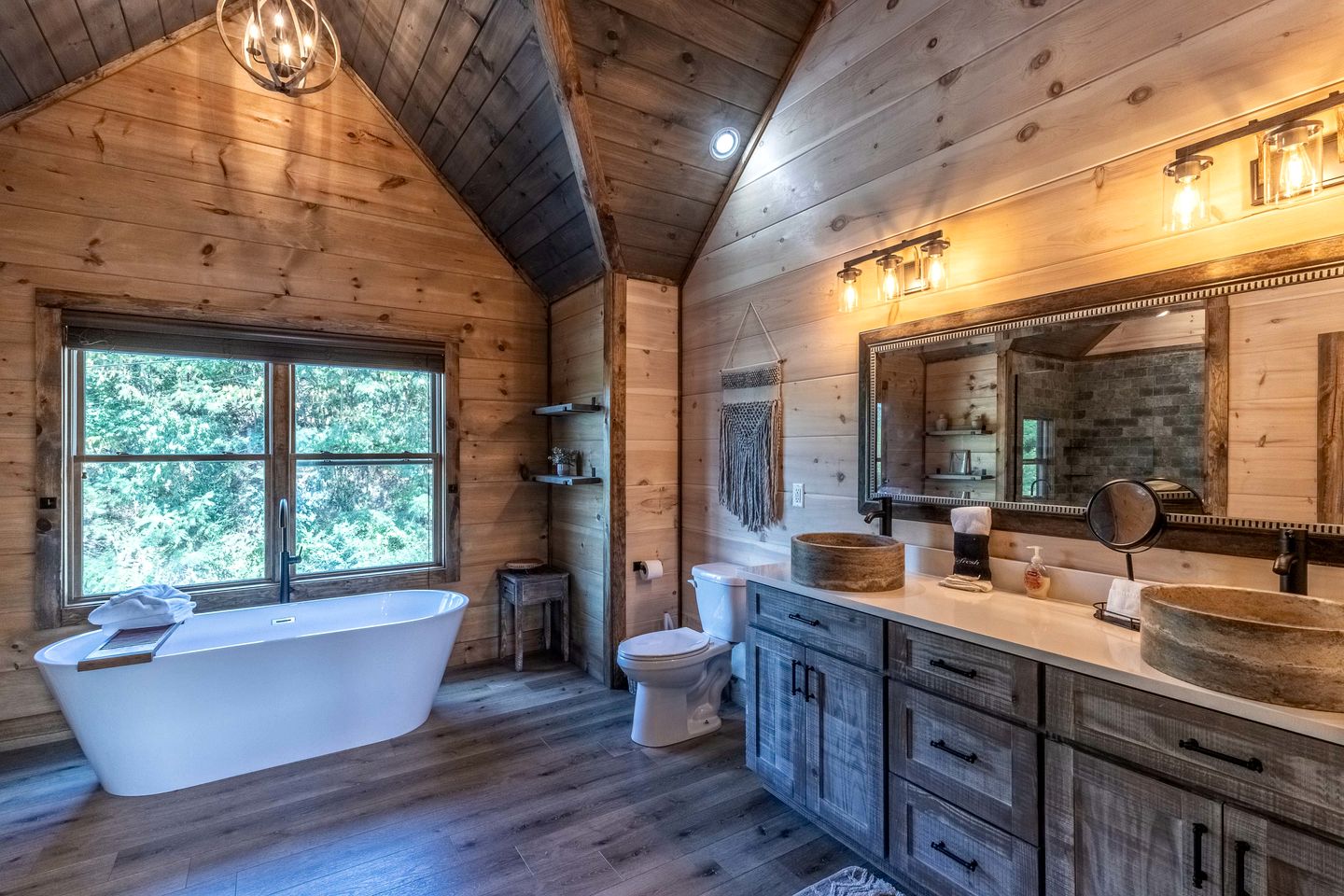 Spacious Luxury Cabin with Game Room near Pigeon Forge Attractions – Gatlinburg, TN