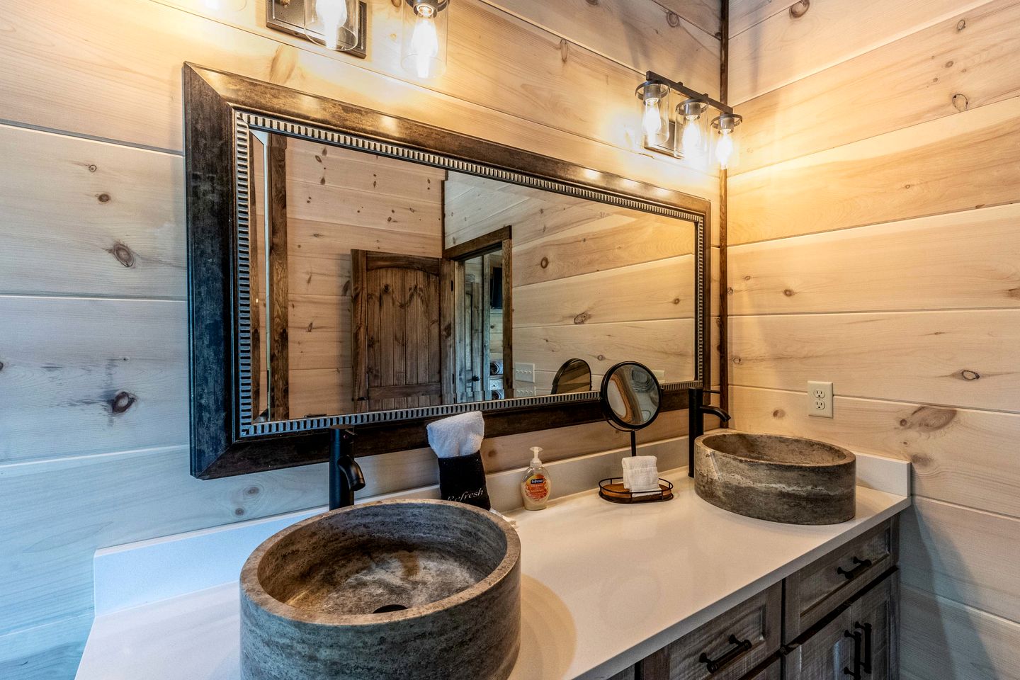 Spacious Luxury Cabin with Game Room near Pigeon Forge Attractions – Gatlinburg, TN