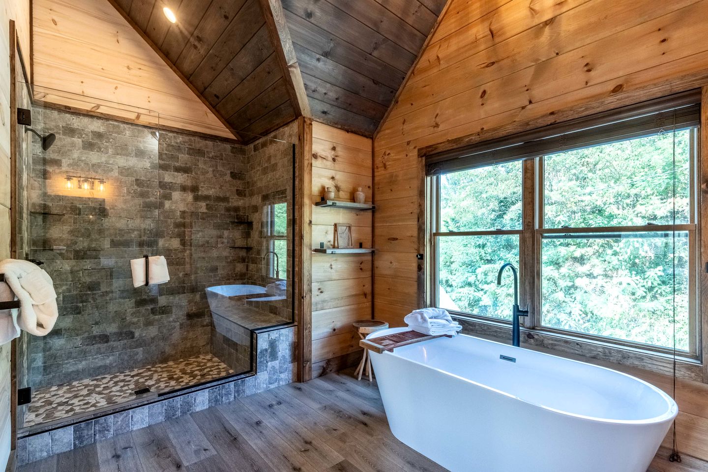 Spacious Luxury Cabin with Game Room near Pigeon Forge Attractions – Gatlinburg, TN