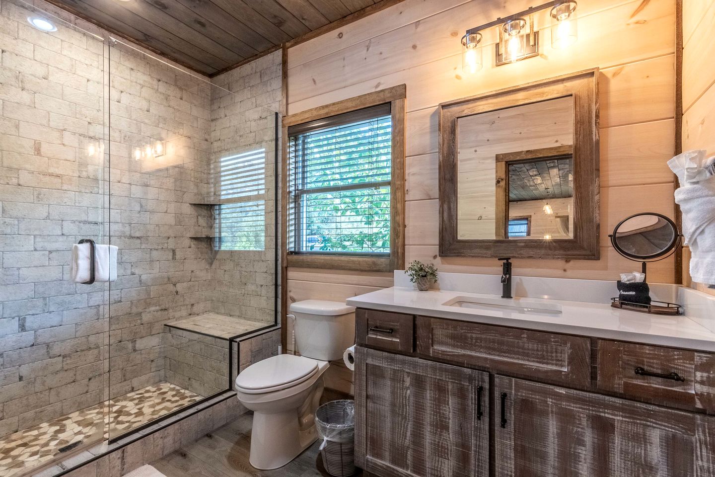 Spacious Luxury Cabin with Game Room near Pigeon Forge Attractions – Gatlinburg, TN