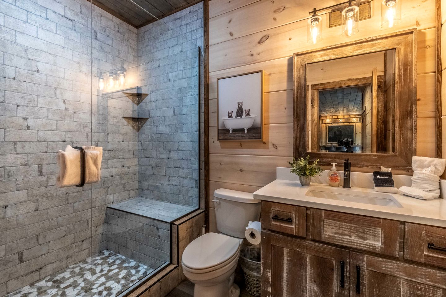 Spacious Luxury Cabin with Game Room near Pigeon Forge Attractions – Gatlinburg, TN