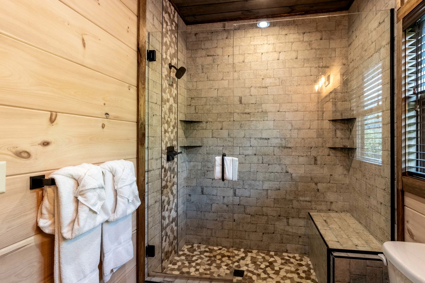 Spacious Luxury Cabin with Game Room near Pigeon Forge Attractions – Gatlinburg, TN