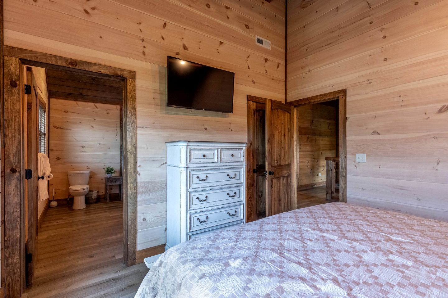 Spacious Luxury Cabin with Game Room near Pigeon Forge Attractions – Gatlinburg, TN