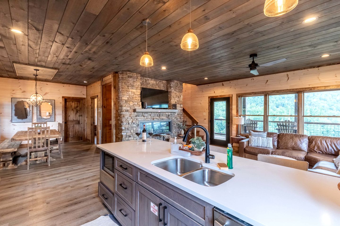 Spacious Luxury Cabin with Game Room near Pigeon Forge Attractions – Gatlinburg, TN