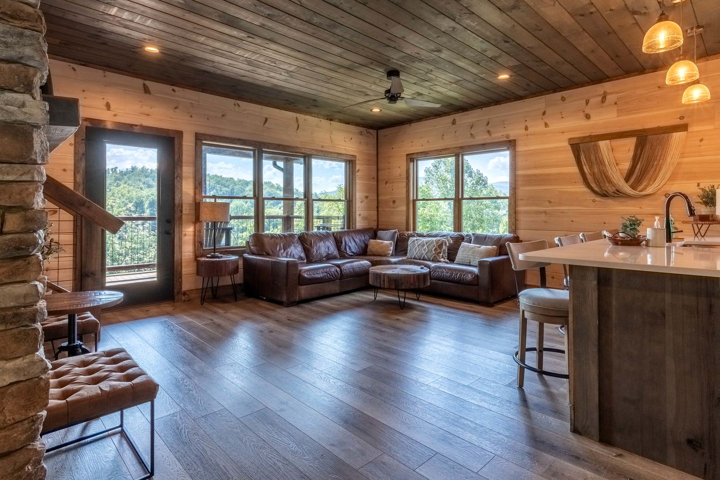 Spacious Luxury Cabin with Game Room near Pigeon Forge Attractions – Gatlinburg, TN
