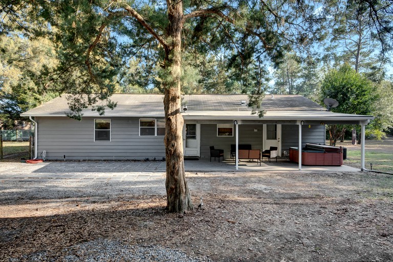 Ranch Home w Games, Hot Tub, and Beautiful Scenery, Cottages, Eustis