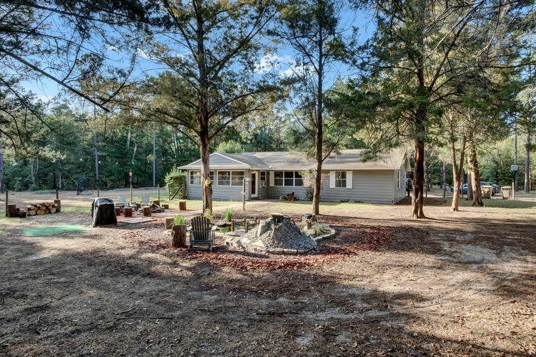 Ranch Home w Games, Hot Tub, and Beautiful Scenery, Cottages, Eustis