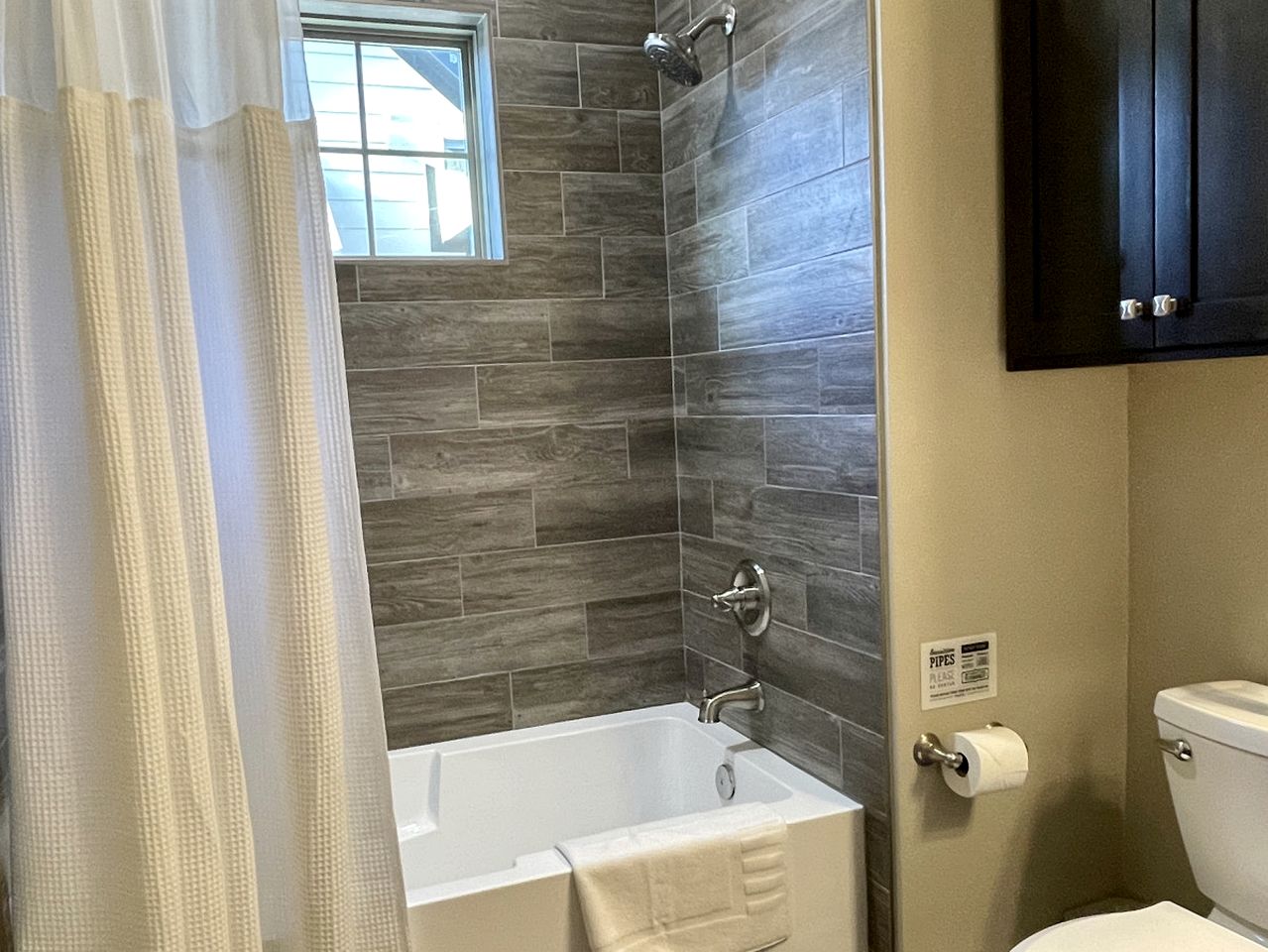 Pet Friendly Secluded Cottage  with Swimming Pool in Granbury, Texas