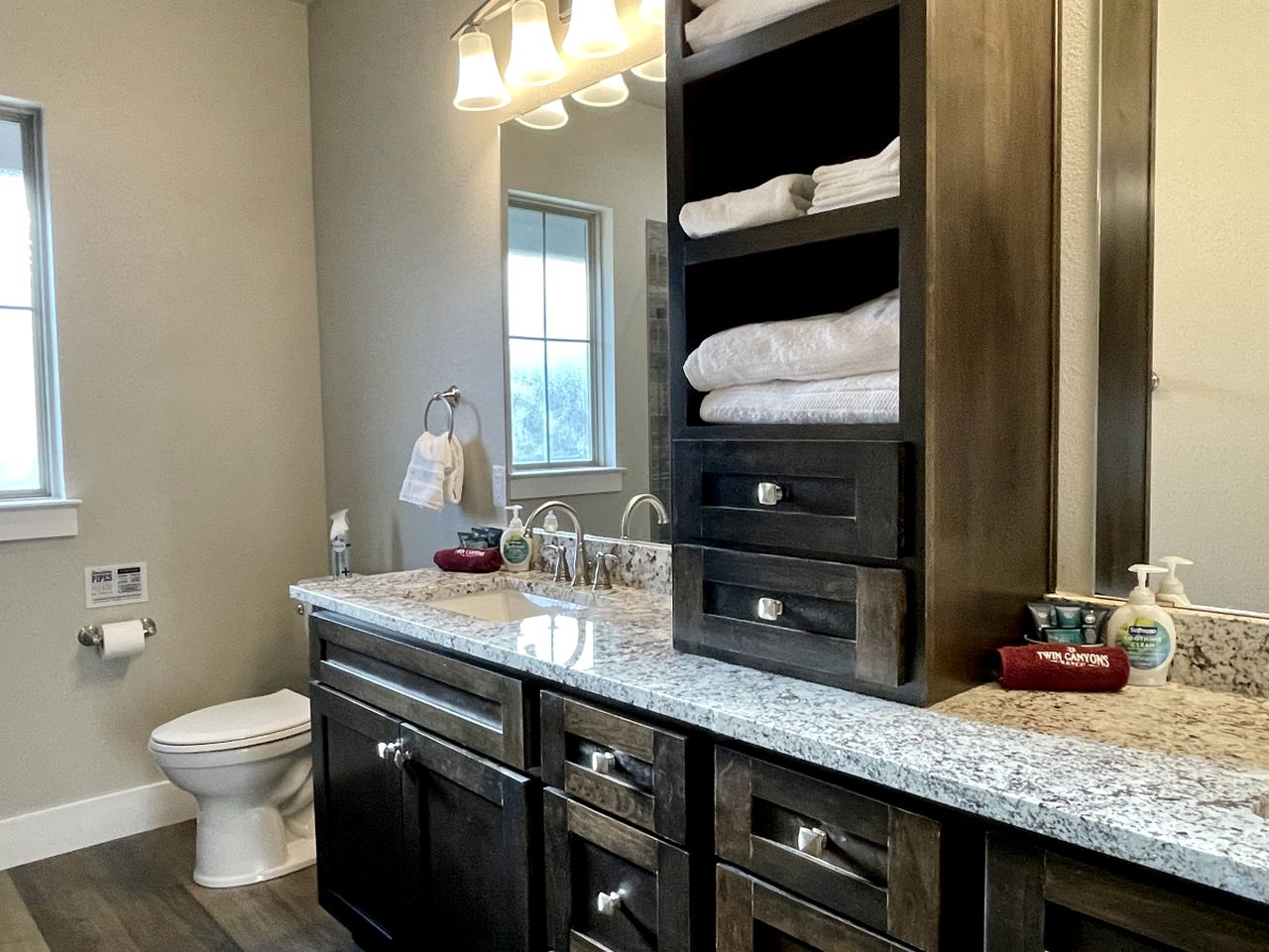 Pet Friendly Secluded Cottage  with Swimming Pool in Granbury, Texas