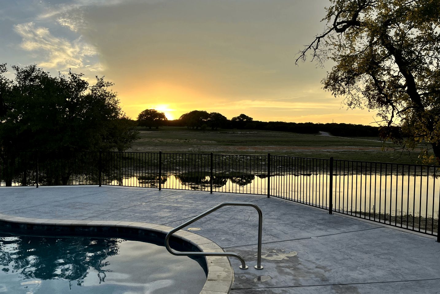 Pet Friendly Secluded Cottage  with Swimming Pool in Granbury, Texas
