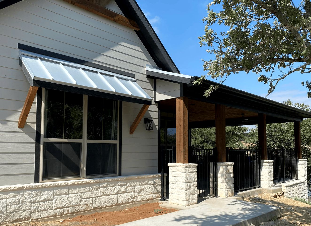 Pet Friendly Secluded Cottage  with Swimming Pool in Granbury, Texas