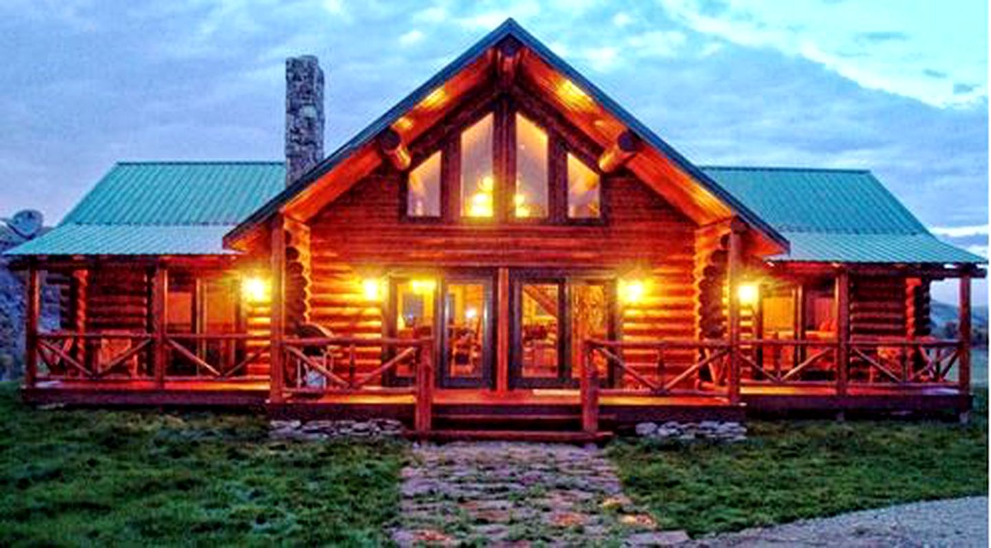 Family-Friendly Log Cabin in Scenic Big Sky near Great Falls, Montana