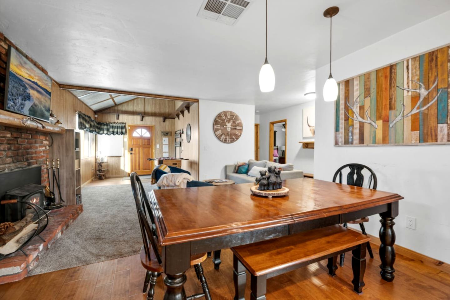 Family Mountain Cabin with Hot-Tub, Equipped Deck and Foosball Table in California