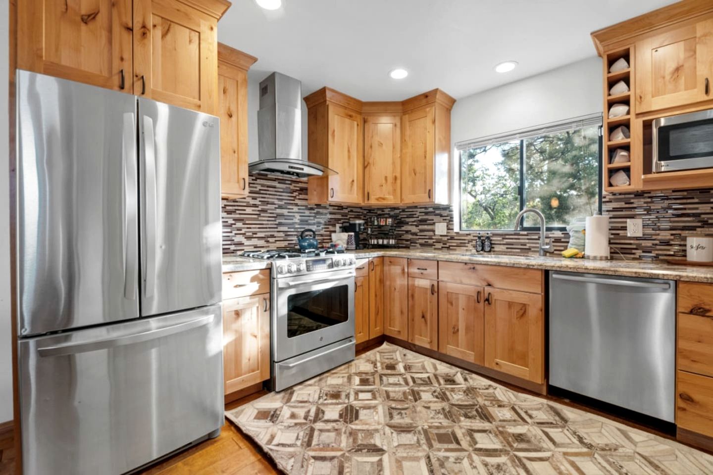 Family Mountain Cabin with Hot-Tub, Equipped Deck and Foosball Table in California