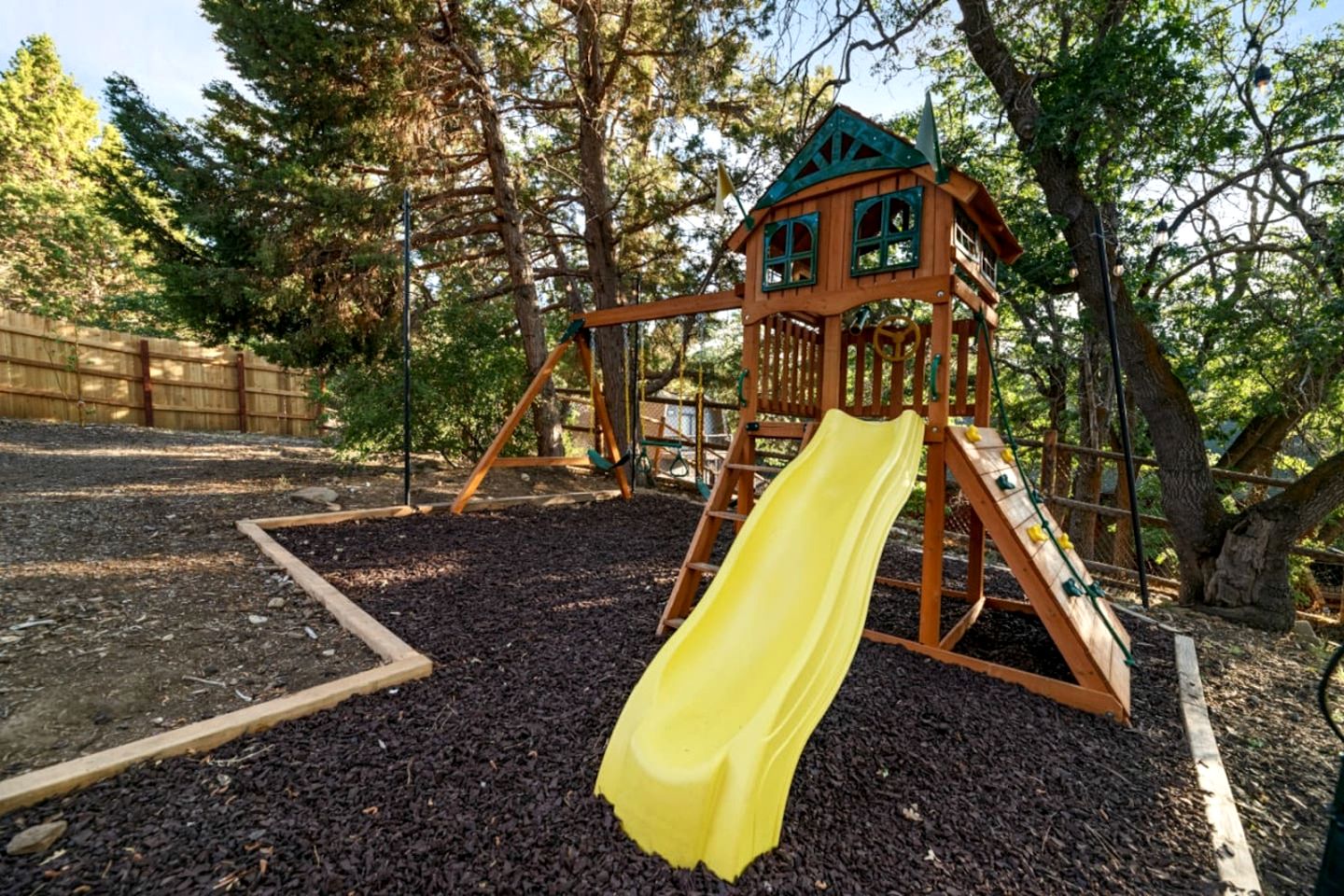 Family Mountain Cabin with Hot-Tub, Equipped Deck and Foosball Table in California