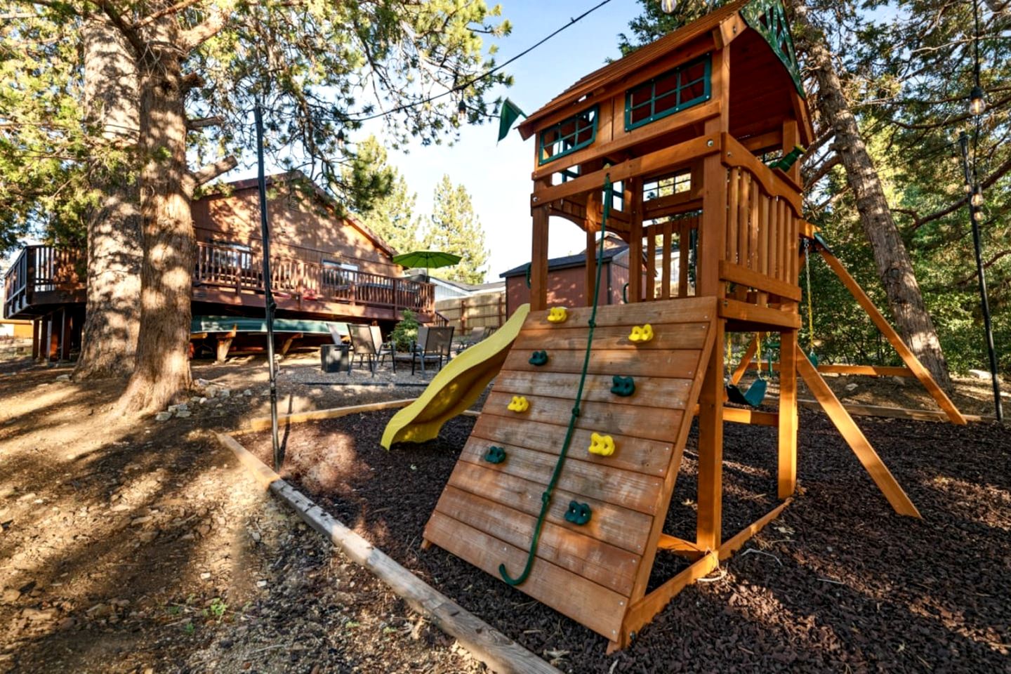 Family Mountain Cabin with Hot-Tub, Equipped Deck and Foosball Table in California