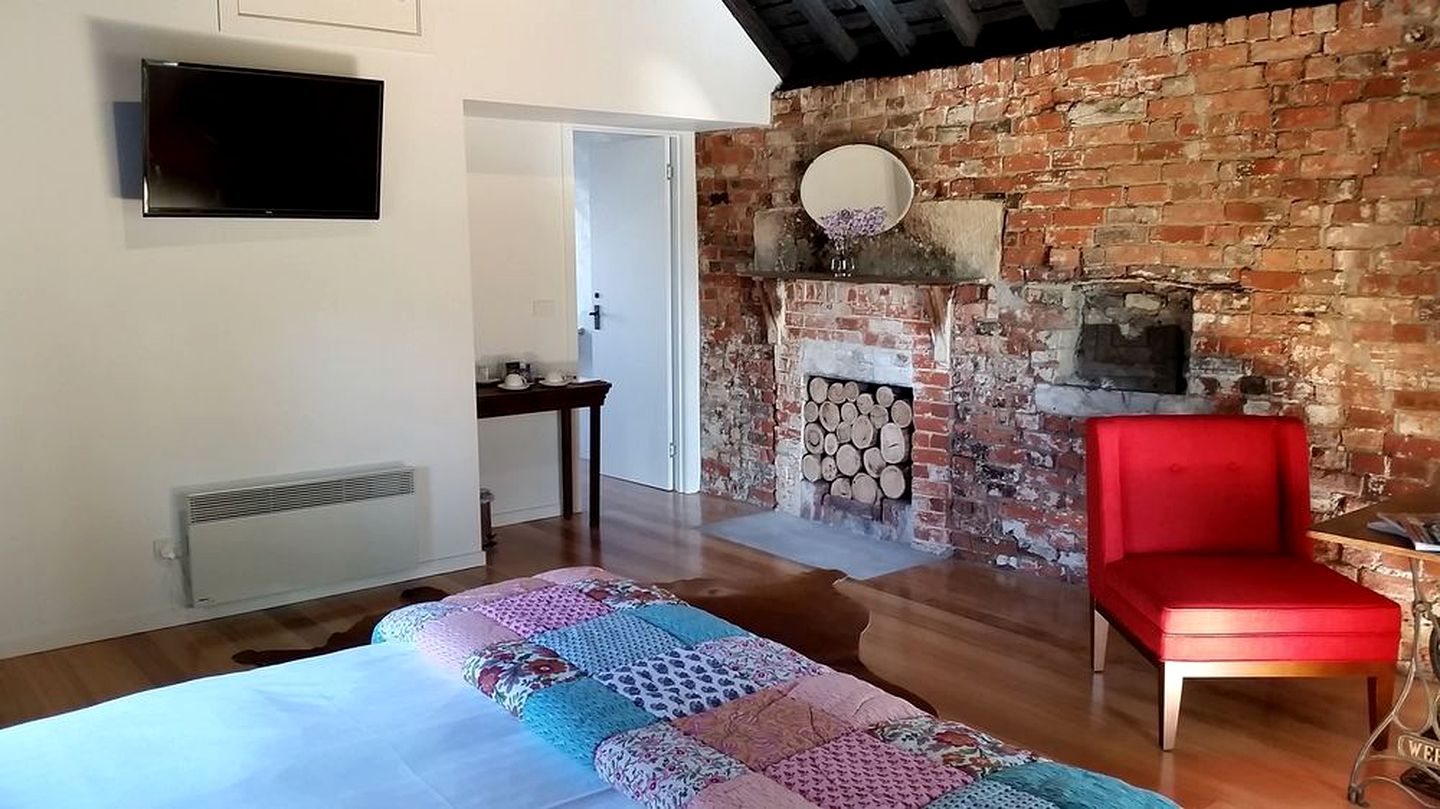 Deluxe Cottage Rental with a Waterfront Patio for a Vacation in Bothwell, Tasmania