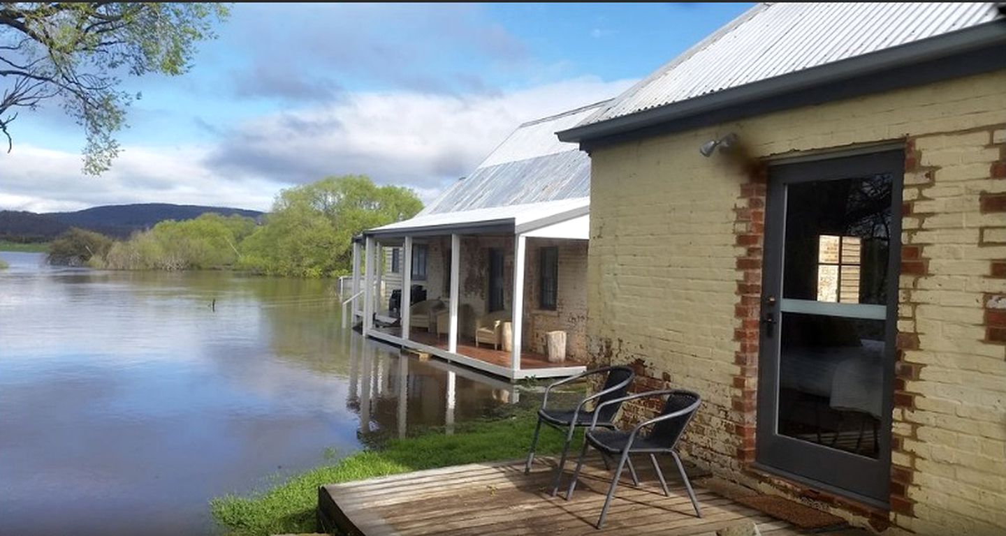 Deluxe Cottage Rental with a Waterfront Patio for a Vacation in Bothwell, Tasmania