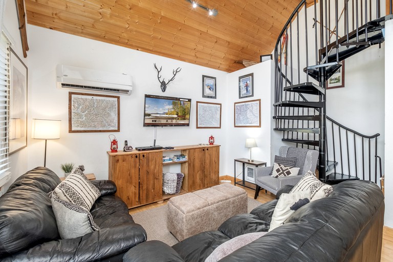 Enchanting Dog-Friendly Log Cabin with Private Hot Tub for Families near Leavenworth, Washington