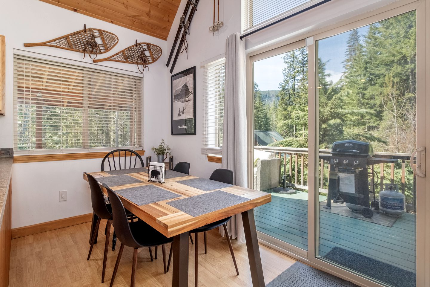 Enchanting Dog-Friendly Log Cabin with Private Hot Tub for Families near Leavenworth, Washington