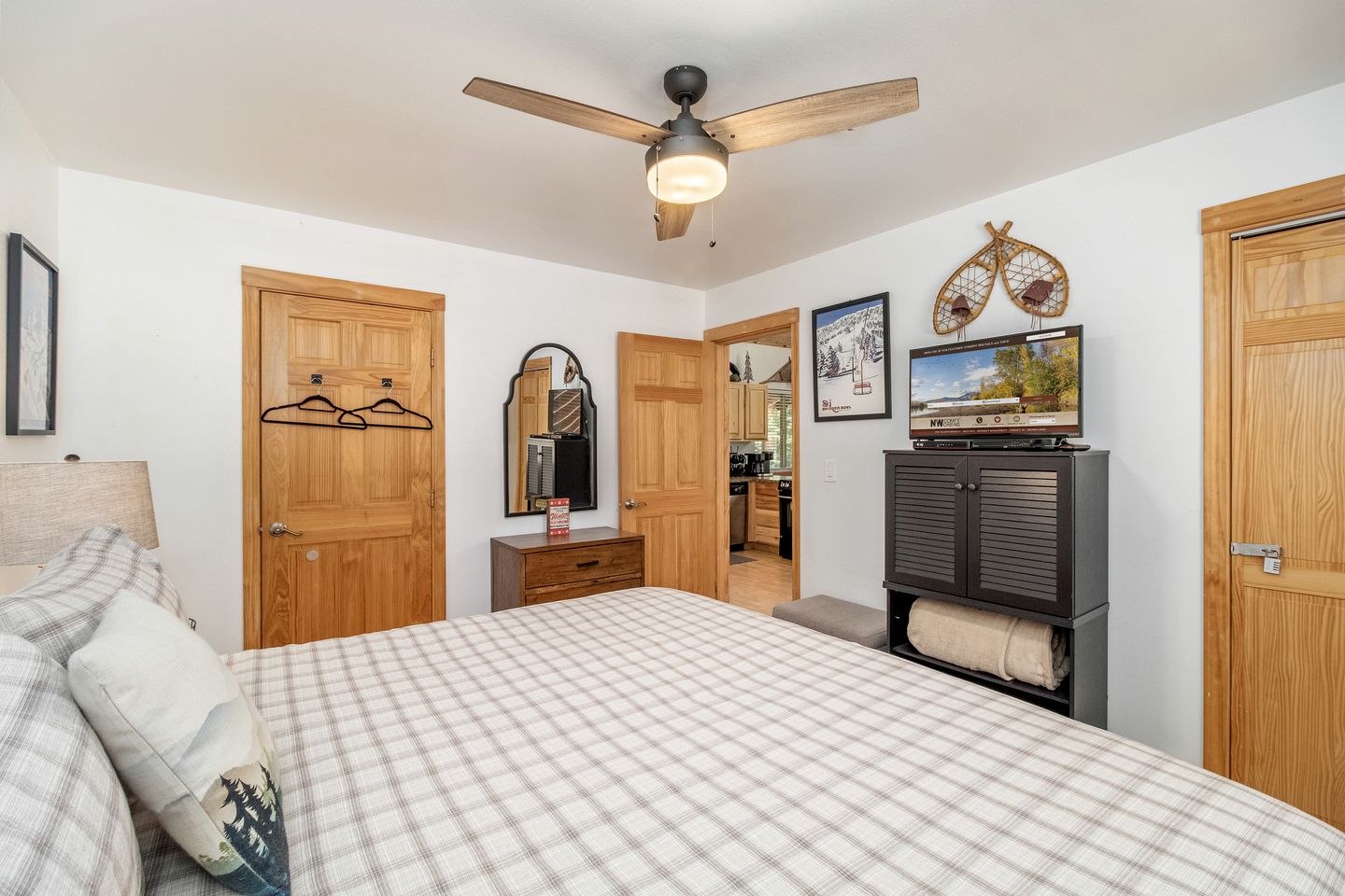 Enchanting Dog-Friendly Log Cabin with Private Hot Tub for Families near Leavenworth, Washington