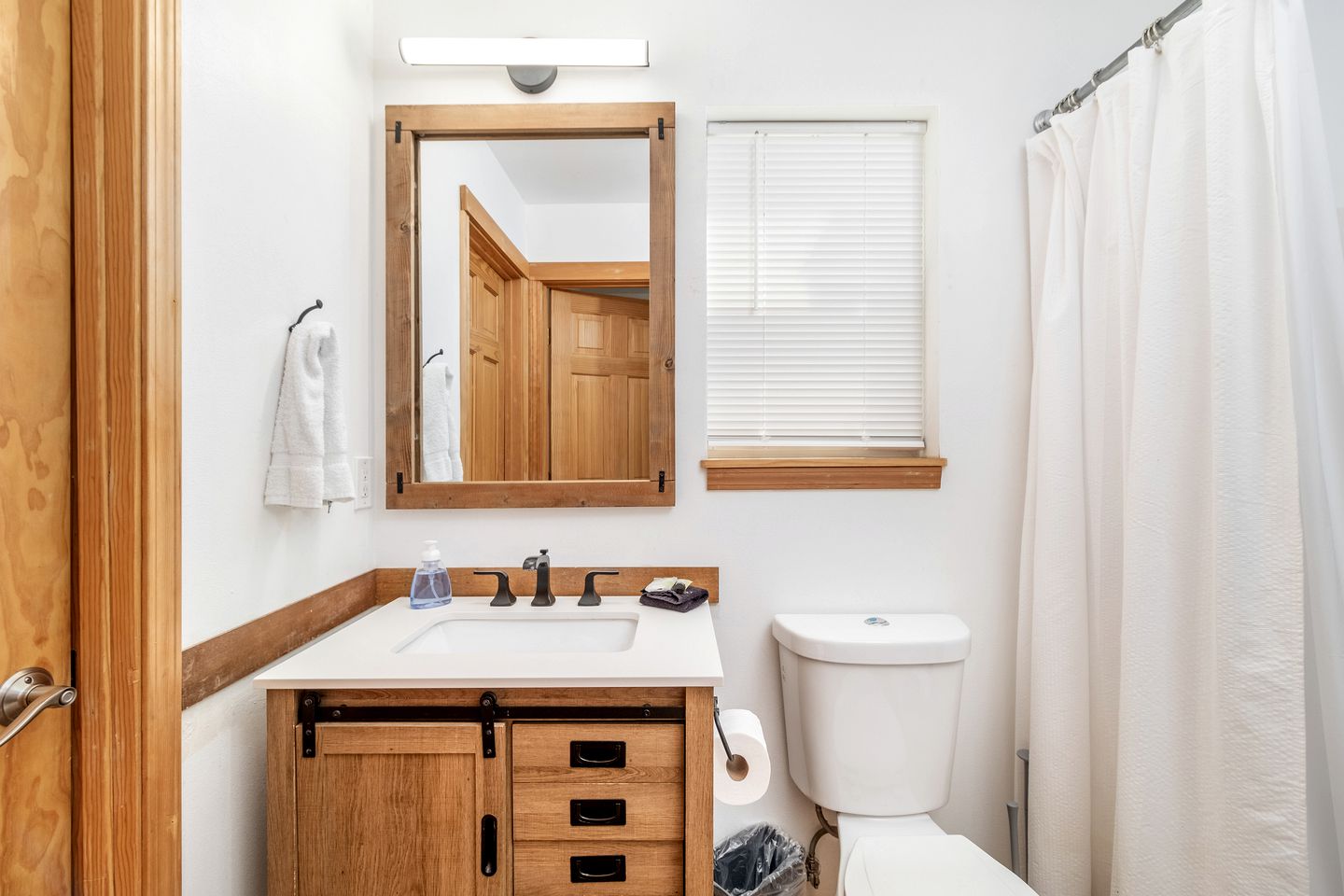 Enchanting Dog-Friendly Log Cabin with Private Hot Tub for Families near Leavenworth, Washington