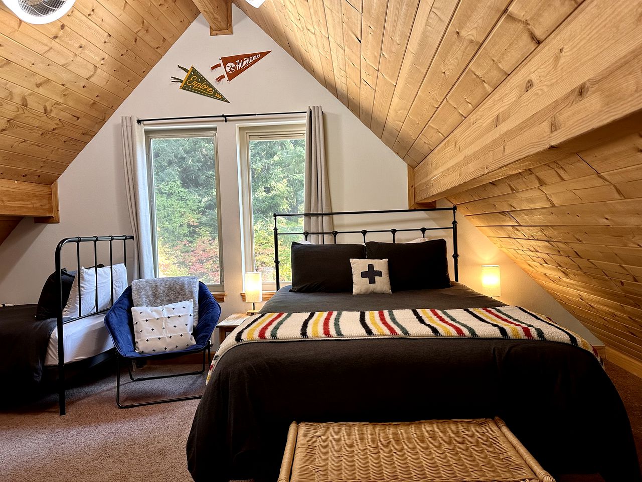 Enchanting Dog-Friendly Log Cabin with Private Hot Tub for Families near Leavenworth, Washington