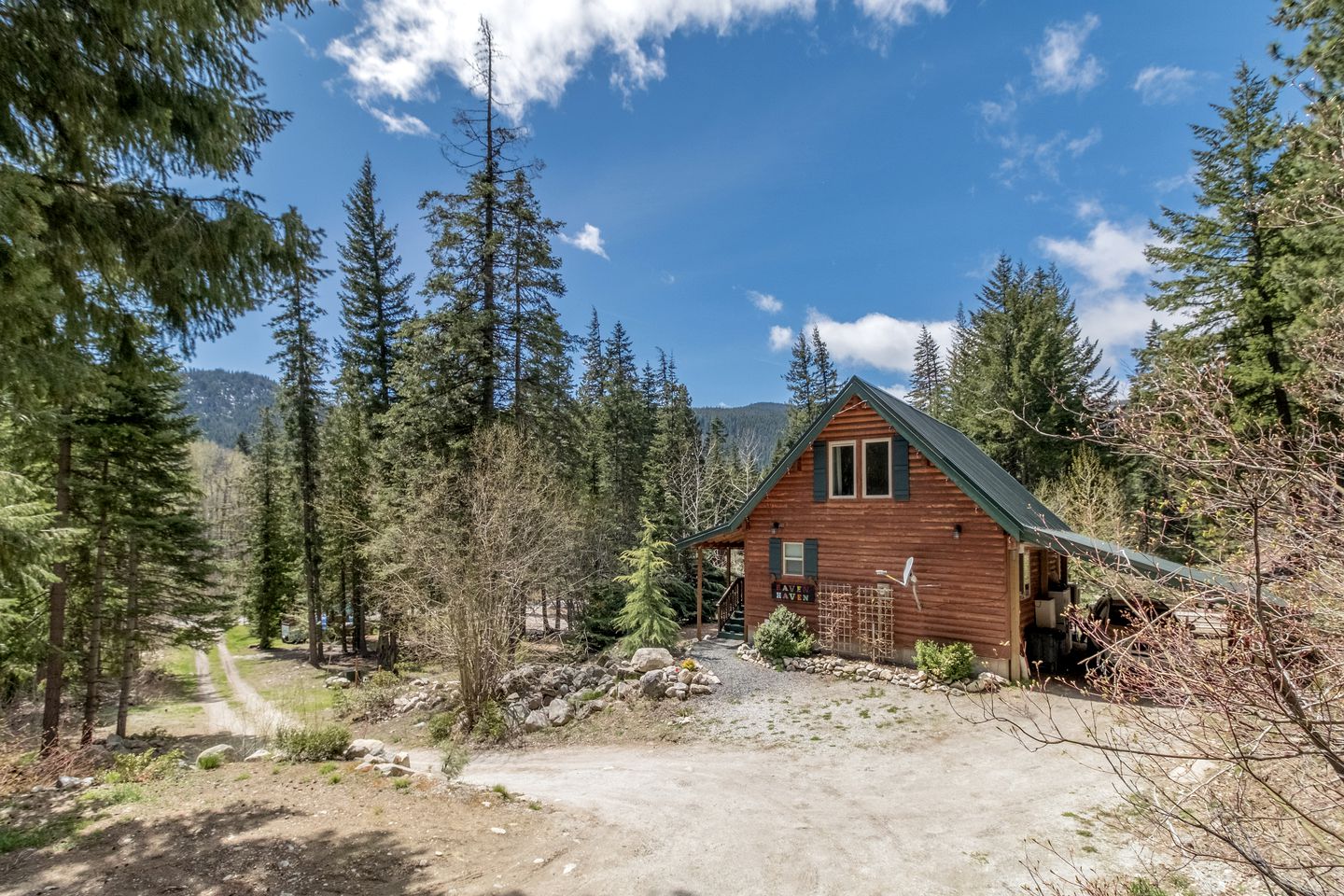 Enchanting Dog-Friendly Log Cabin with Private Hot Tub for Families near Leavenworth, Washington