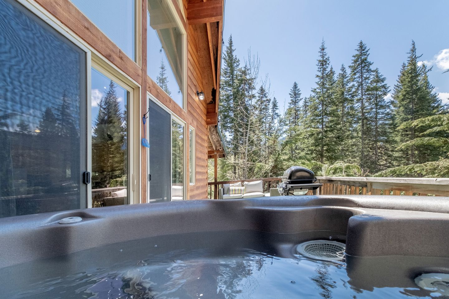 Enchanting Dog-Friendly Log Cabin with Private Hot Tub for Families near Leavenworth, Washington