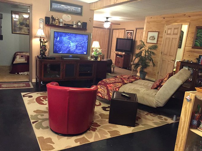 Cabins (Lake Lure, North Carolina, United States)